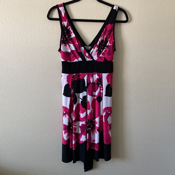 Trixxi Dresses & Skirts - Trixxi Floral V neck Dress